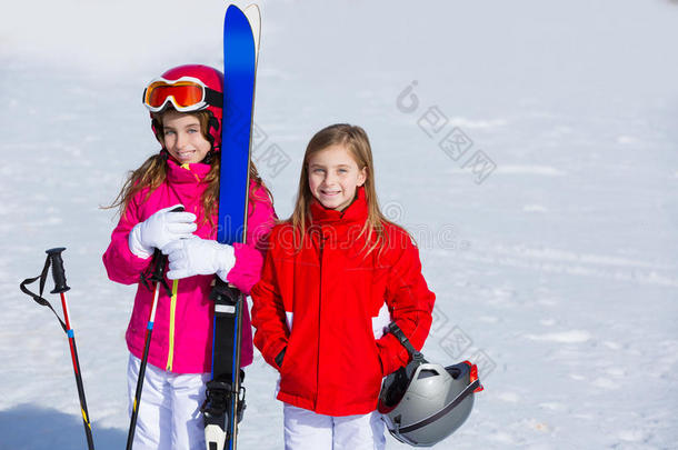 小女孩姐姐在冬天的雪地里用滑雪器材