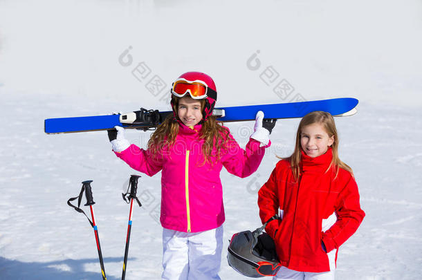 小女孩姐姐在冬天的雪地里用滑雪器材