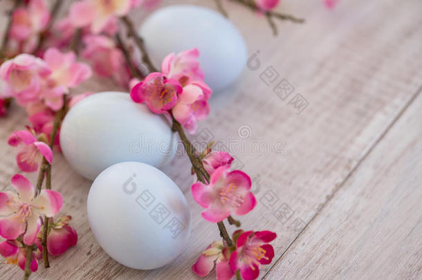 樱花枝头有三个淡蓝色的复活节彩蛋