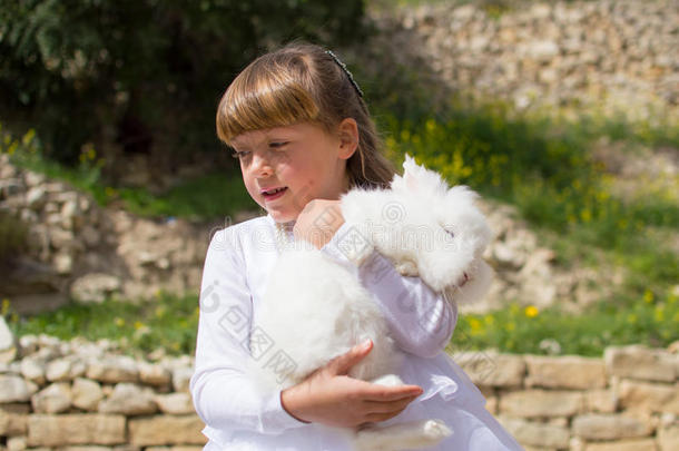 可爱的小女孩带着宠物兔子