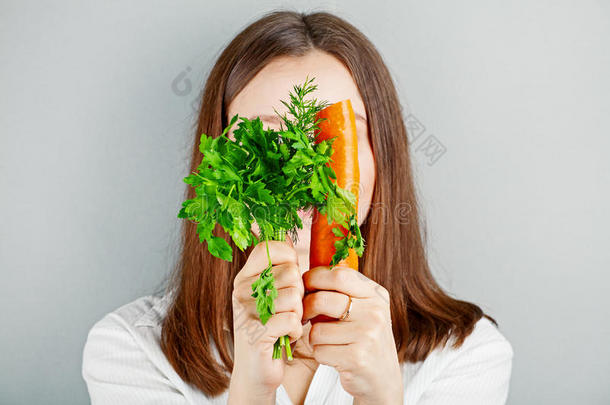 女孩和蔬菜。健康的生活方式