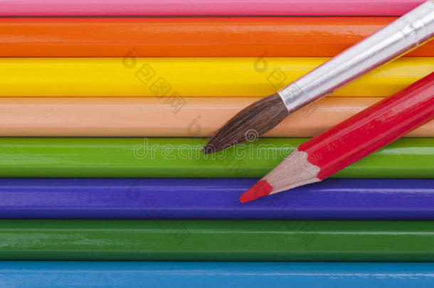 水彩笔和彩色铅笔。