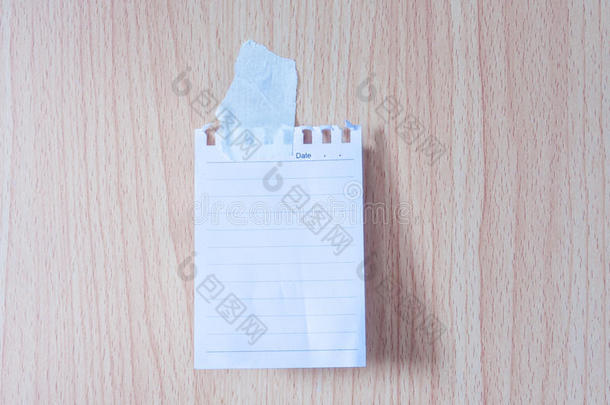 木板上的便笺纸