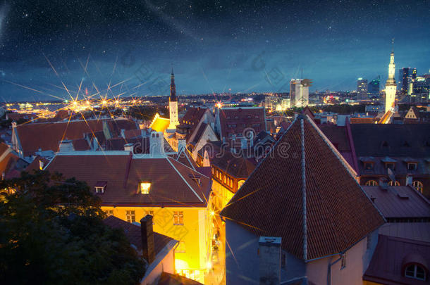 神奇的中世纪城市在晚上。