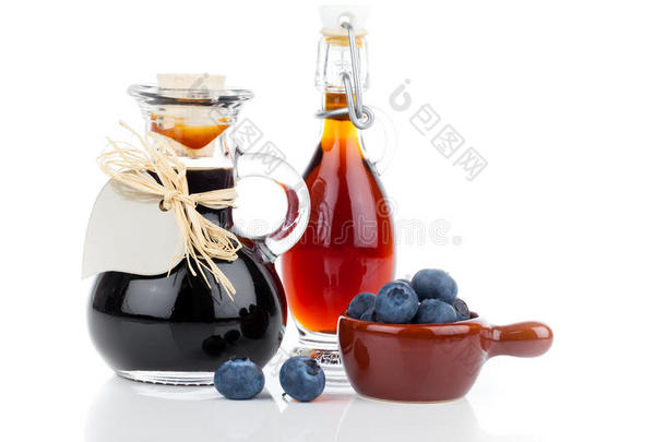 蓝莓糖浆装在玻璃瓶或混合物中