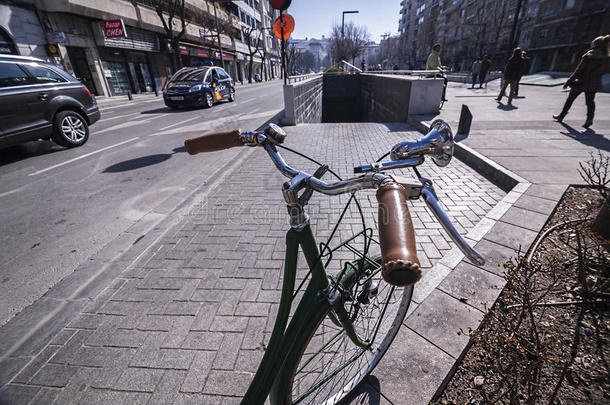 停在宪法街上的旧自行车