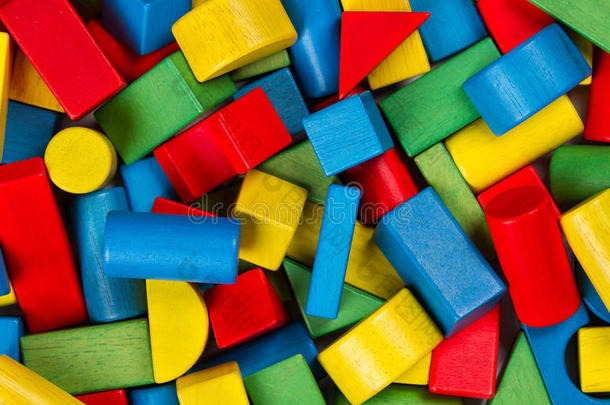 玩具积木，五颜六色的木制建筑砖，一堆堆五颜六色的