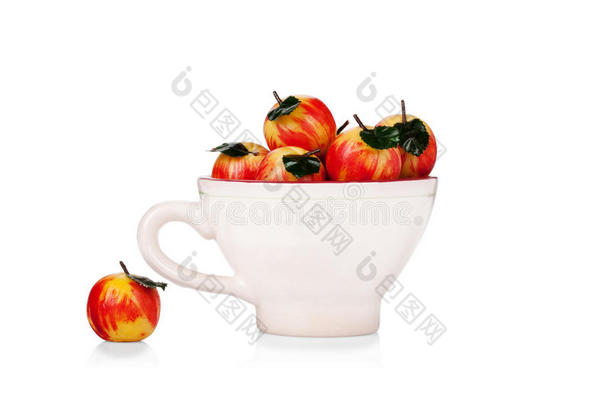 白色隔离陶瓷杯中的杏仁饼苹果