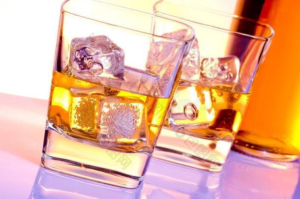 在迪斯科<strong>紫光</strong>灯下喝一杯加冰块的威士忌