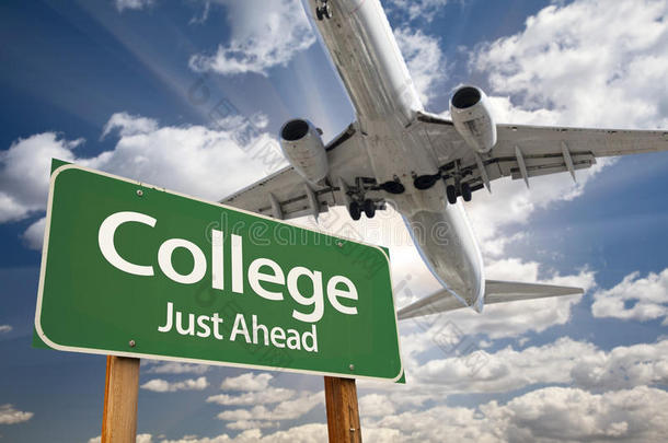 大学绿道标志和飞机上方