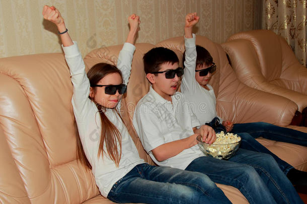 孩子们戴着眼镜看3D电影