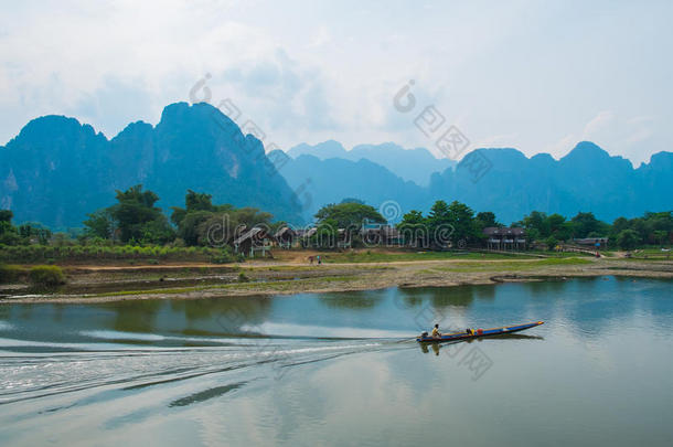 老挝，山峦背景上的河流上的小船