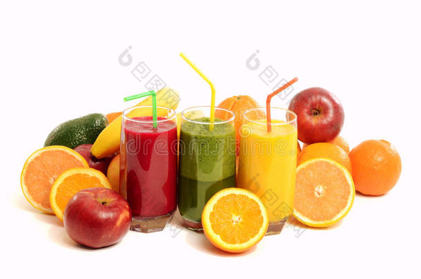 一堆水果和三杯新鲜果汁。