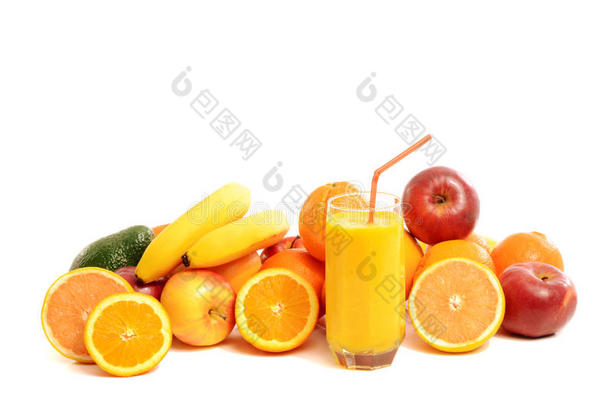 一堆水果和一杯新鲜橙汁。