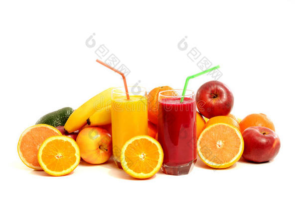 一堆水果和两杯新鲜果汁。