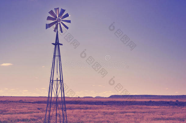 干旱景观中的风车