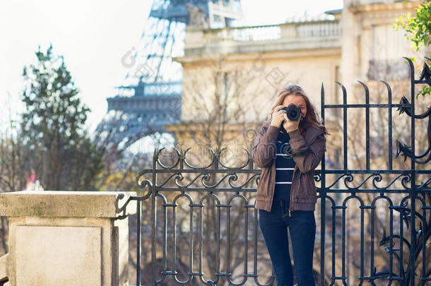 在巴黎拍<strong>街拍</strong>照片的年轻女孩