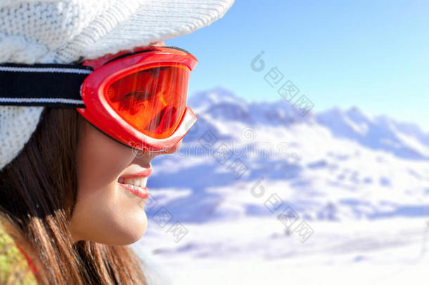 女滑雪者戴雪镜的脸部照片。