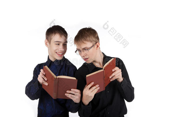几个十几岁的男孩在看书