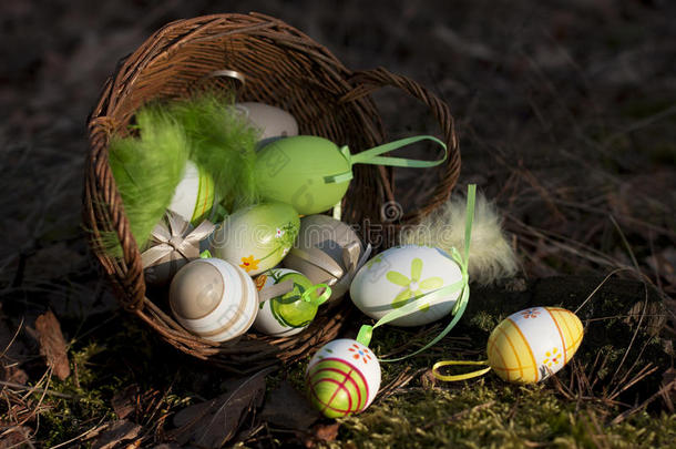 复活节彩蛋在地上。春节假期概念