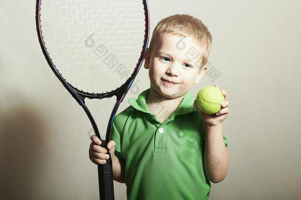打网球的小男孩。运动儿童。有网球拍和网球的孩子