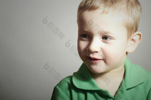 孩子。 有趣的小男孩微笑的孩子的肖像