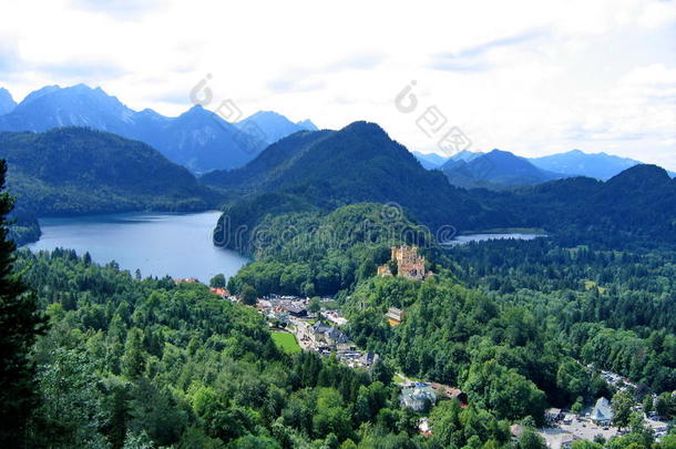 阿尔卑斯山景观和霍<strong>恩施</strong>旺高城堡