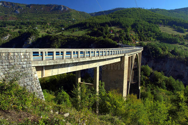 桥梁施工。黑山北部山区的杜德维卡塔拉弧桥。