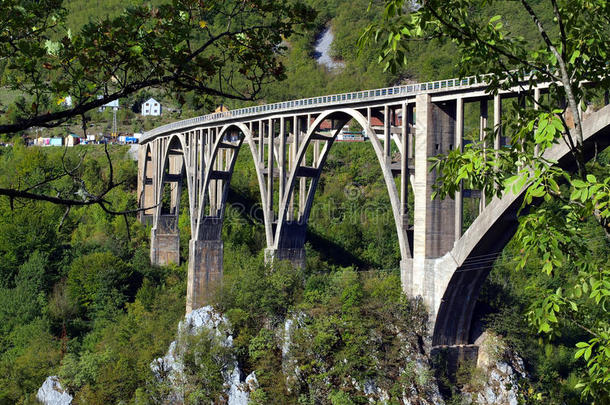 桥梁施工。黑山北部山区的杜德维卡塔<strong>拉弧</strong>桥。