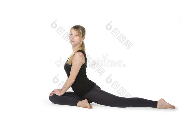 练瑜伽的金发女人