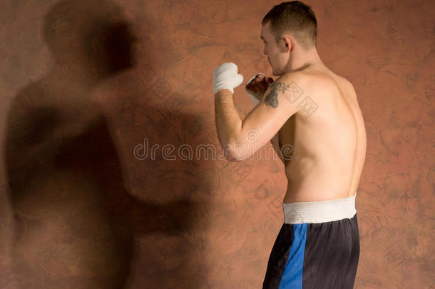 在健身训练中锻炼的年轻拳击手