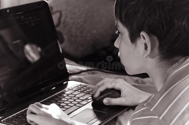 男孩和家用电脑