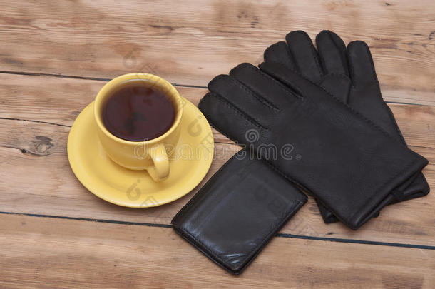 <strong>男士钱包</strong>、手套和咖啡杯