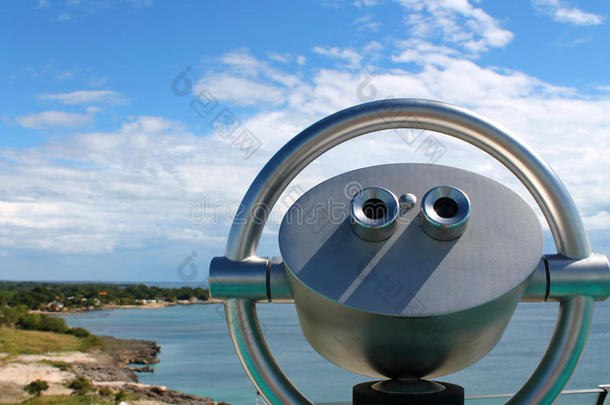 在加勒比海<strong>岛屿</strong>上，用固定的双筒望远镜可以看到美妙的景色