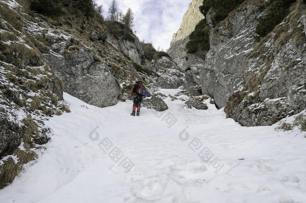 冬季山地景观中的岩石小道
