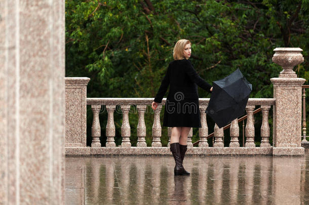 <strong>雨中撑伞</strong>的快乐女人