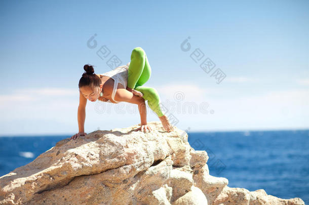 在海滩上<strong>练瑜伽</strong>的<strong>女孩</strong>