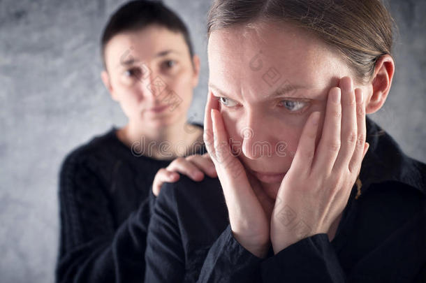 安慰朋友。女人安慰她悲伤的朋友。