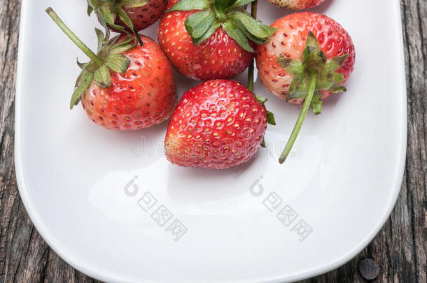 草莓放在一个古老的木质纹理桌面上