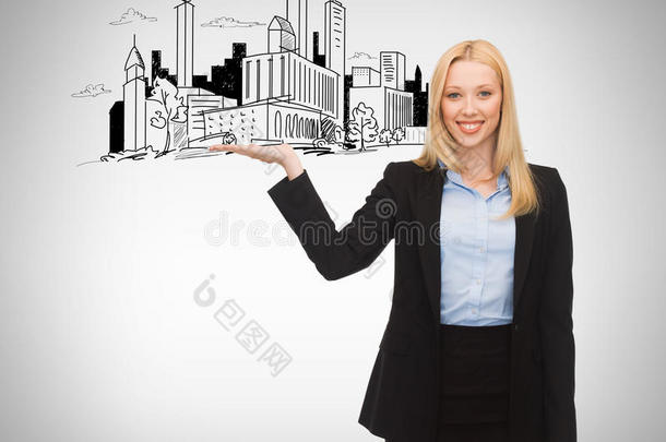 微笑的女人在手上展示城市素描