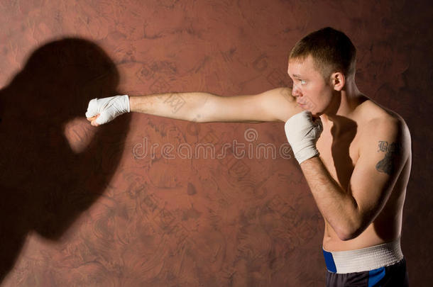 年轻的拳击手打他的对手