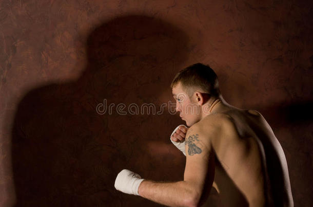 年轻坚定的拳击手
