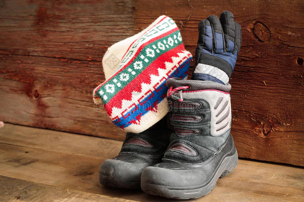 儿童<strong>雪地靴</strong>，带冬帽和手套