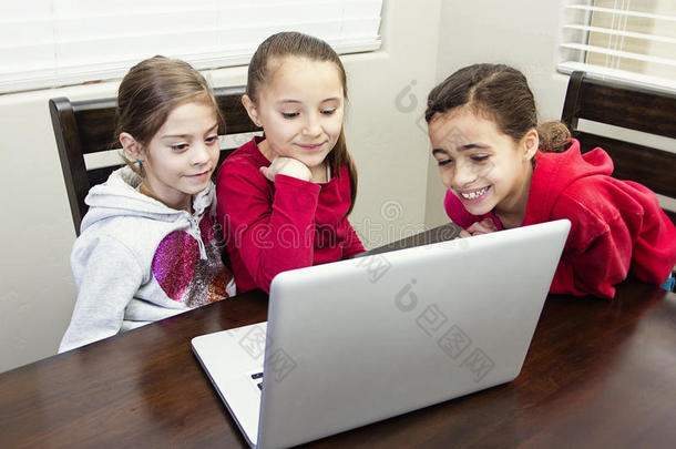 玩电脑的孩子们