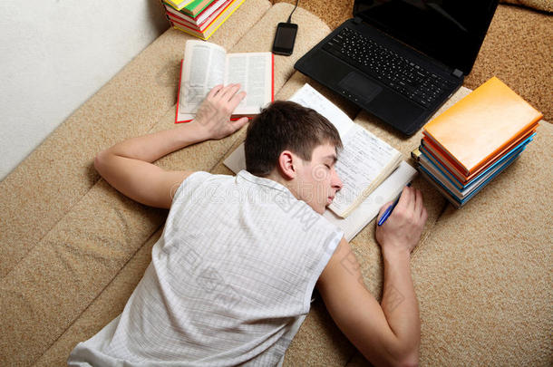 青少年学习后睡觉
