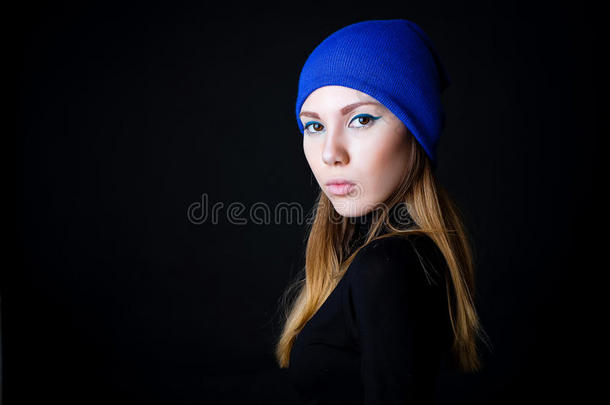 时尚模特用<strong>创意蓝色</strong>化妆<strong>蓝色</strong>帽子