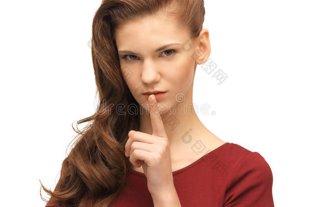 一个穿着红裙子，手指放在嘴唇上的少女