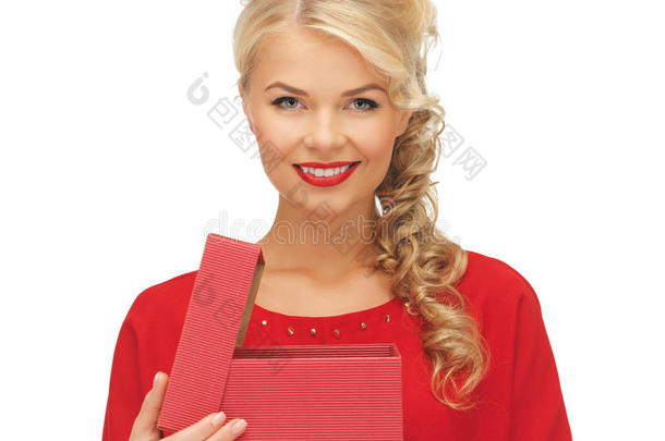 可爱的红衣女子，打开礼盒