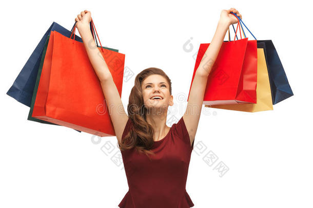 一个穿着红色衣服拿着购物袋的少女