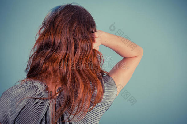 梳头发的年轻女子